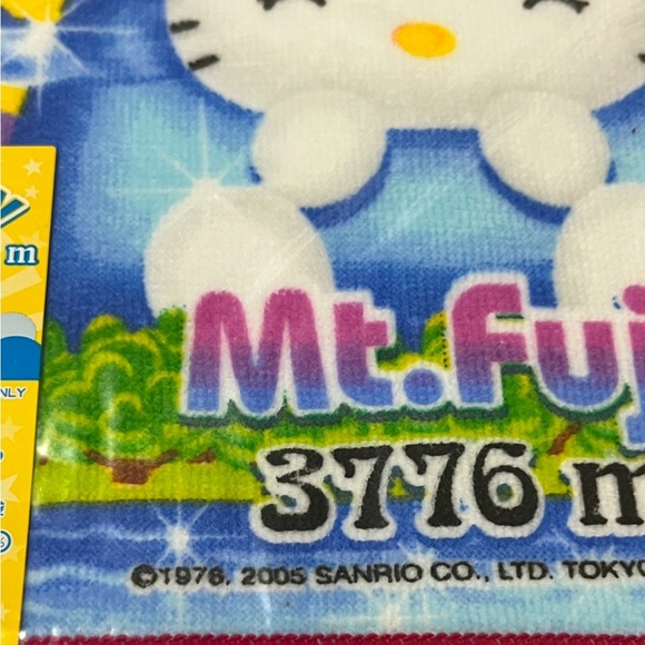 Hello Kitty Mt Fuji 2005 Hand/Face Cloth - Picture 3 of 6